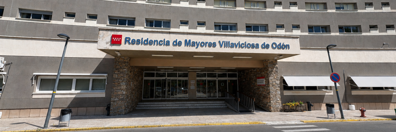 Fachada de acceso de la residencia. Es un edificio gris y blanco de seis niveles y múltiples ventanas. Tiene una gran marquesina con el nombre de la residencia. 