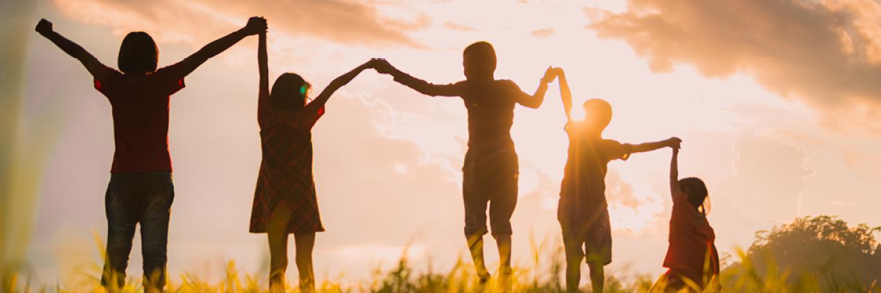 contraluz de niños agarrados de la mano