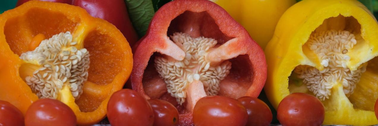 Pimientos cortados y tomates