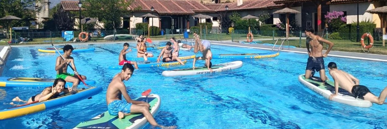 Tablas de paddel repartidas por una piscina