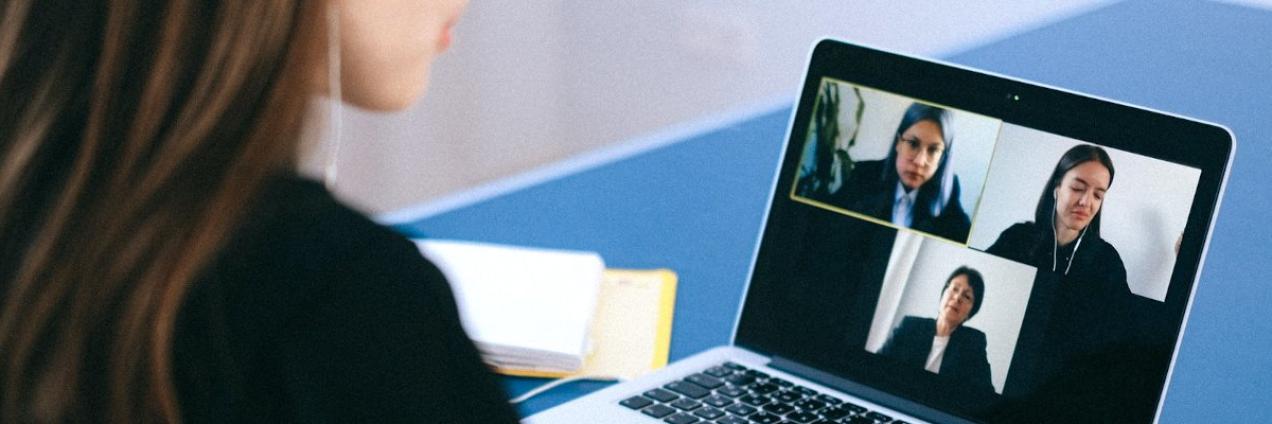 Mujer atendiendo una videoconferencia
