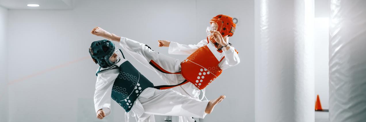 Dos atletas practicando taekwondo