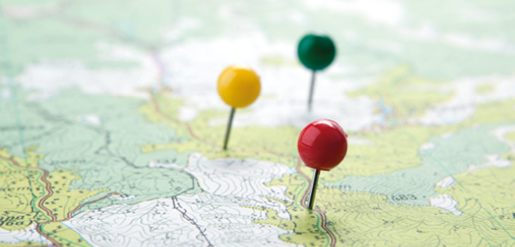 Imagen de chinchetas sobre mapa