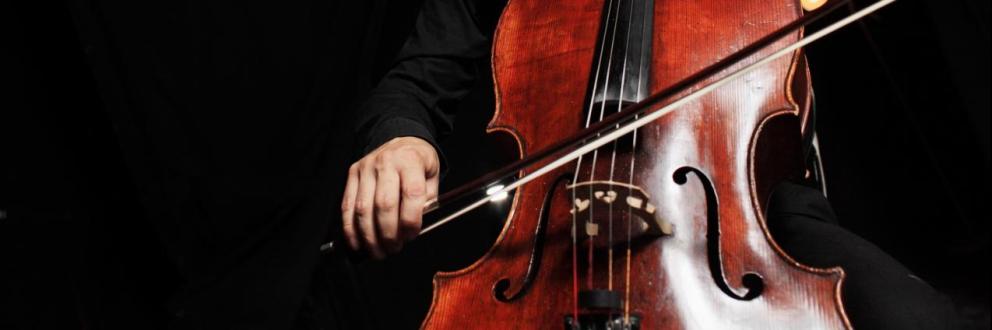 Músico tocando violonchelo