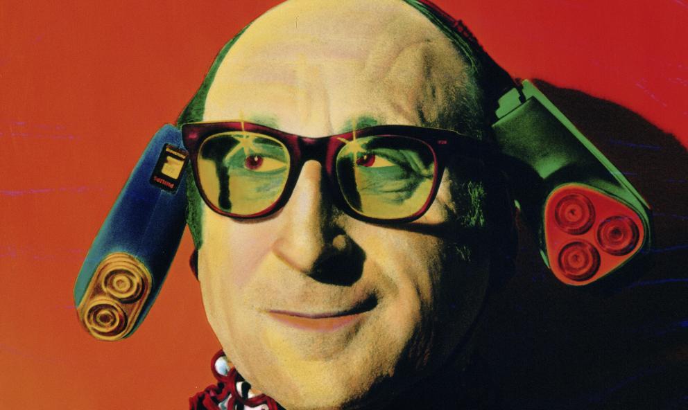 Retrato de un hombre con gafas y dos maquinas eléctricas de afeitar en la cabeza