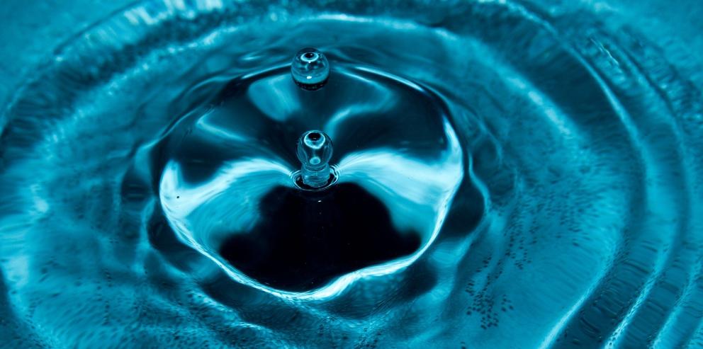 Agua de consumo Ondas en el agua con una gota central