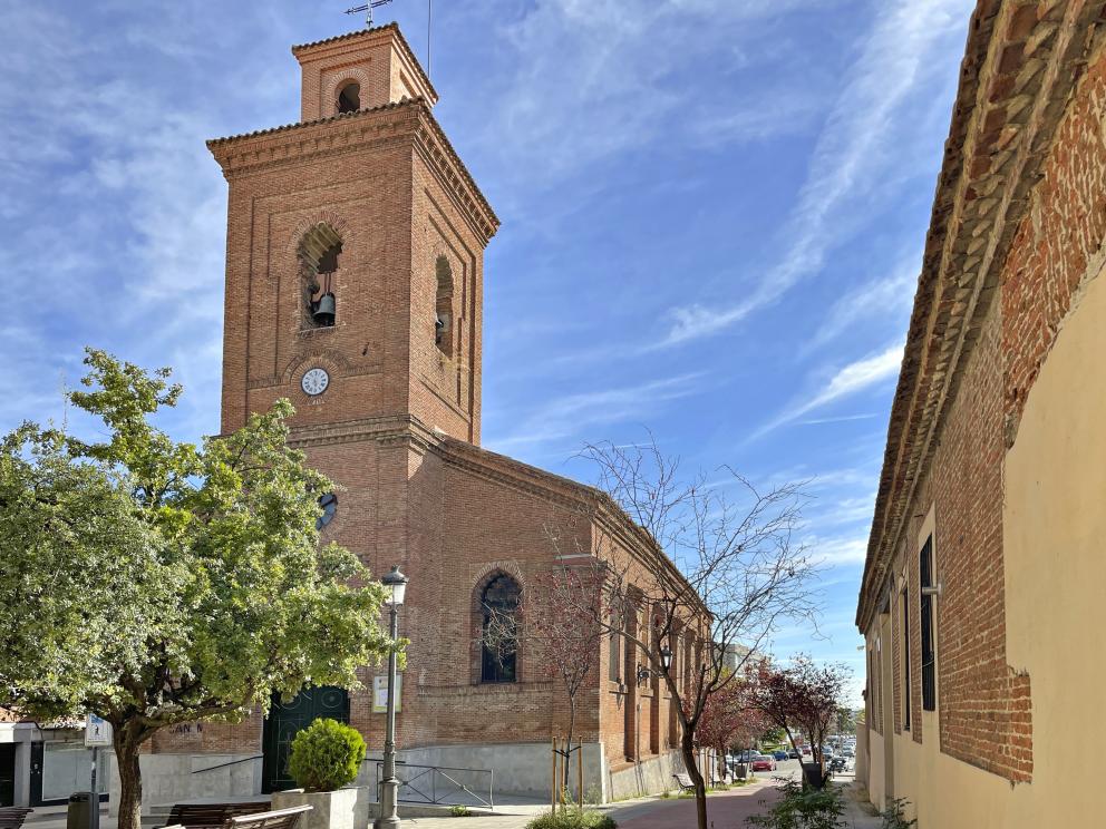 Edificio de la Iglesia de San Matías con árboles alrededor