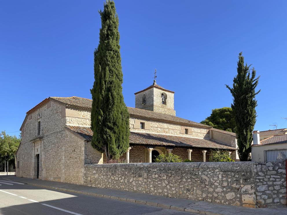 Edificio de la Iglesia de Nuestra Señora al lado de una calle