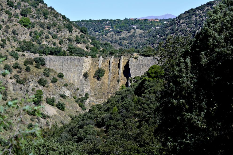 Paisaje con la pared de una presa al fondo