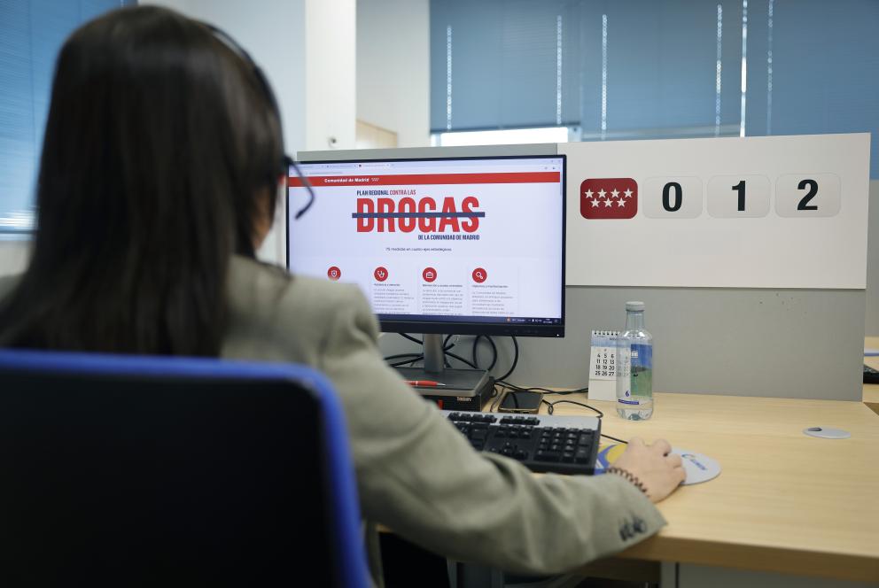 Una operario del 012 accediendo a la web del plan sobre drogas
