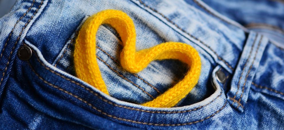 pantalón vaquero con corazón amarillo saliendo de bolsillo