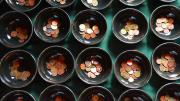Cuencos con monedas de euro.