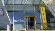 Edificio de cristales del centro de información juvenil de las Rozas