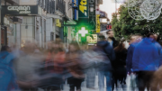 Fotografía de larga exposición de una céntrica calle llena de gente 