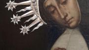 imagen de una pintura que representa una virgen con el rostro reclinado, llorando y portando corona de plata