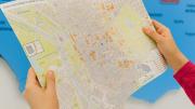 Las manos de un niño sujeta un mapa