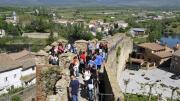 Grupo de jóvenes en lo alto de unas murallas de piedra