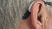imagen lateral de la oreja de un paciente que lleva un audífono