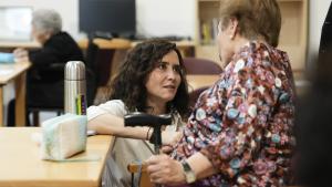 La presidenta Isabel Díaz Ayuso en la Residencia Amavir Valdebernardo