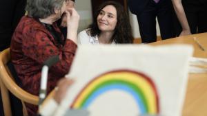 La presidenta Isabel Díaz Ayuso en la Residencia Amavir Valdebernardo