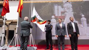 El consejero García Martín en el primer izado de la bandera oficial de Valdemoro