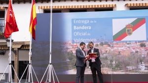 El consejero García Martín en el primer izado de la bandera oficial de Valdemoro