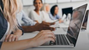 Una chica mirando información en un portatil 