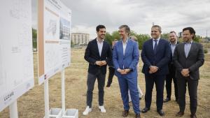 Los consejeros Miguel Ángel García Martín y Jorge Rodrigo durante la visita a una parcela en Torrejón de Ardoz 