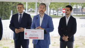 Los consejeros Miguel Ángel García Martín y Jorge Rodrigo durante la visita a una parcela en Torrejón de Ardoz 