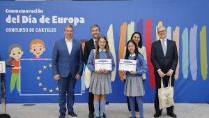 Los consejeros García Martín y Zarzalejo en la 22ª edición del tradicional concurso de carteles sobre la historia y los valores de la Unión Europea