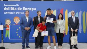 Los consejeros García Martín y Zarzalejo en la 22ª edición del tradicional concurso de carteles sobre la historia y los valores de la Unión Europea