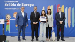 Los consejeros García Martín y Zarzalejo en la 22ª edición del tradicional concurso de carteles sobre la historia y los valores de la Unión Europea