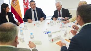 El consejero Rodrigo juntos a los responsables del programa Plan Alquila