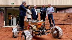 La consejera Mercedes Zarzalejo durante su visita para conocer el proyecto de tecnología cuántica Q-MIND