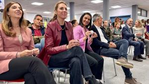 La consejera Mercedes Zarzalejo durante la celebración del Día de Europa en el instituto público Gerardo Diego de Pozuelo de Alarcón