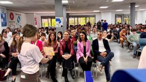 La consejera Mercedes Zarzalejo durante la celebración del Día de Europa en el instituto público Gerardo Diego de Pozuelo de Alarcón