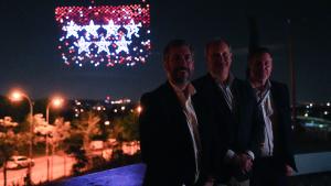 García Martín y López-Valverde en el espectáculo de drones Madrid por el 2 de Mayo