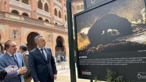 El consejero Carlos Novillo durante la inauguración de la exposición fotográfica organizada por la Unión de Criadores de Toros de Lidia