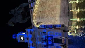 La Real Casa de Correos iluminada de azul por el Día Mundial del Cáncer de Ovario