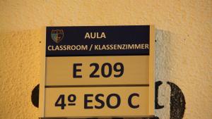 Cartel en español, inglés y alemán en un Instituto de Educación Secundaria