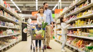 Familia comprando en un supermercado 