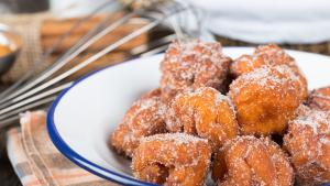 Tradicionales buñuelos y huesos de santo
