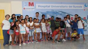 Niños saharauis durante su visita al hospital para vacunarse
