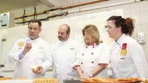 Pedro Rollán en uno de los establecimientos en los que se elabora torrijas