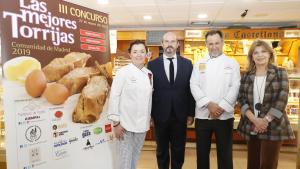 Pedro Rollán en uno de los establecimientos en los que se elabora torrijas