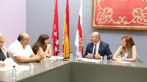 Pedro Rollán, presidente en funciones reunido con los alcaldes de Cadalso de lo Vidrios, Cenicientos y Rozas de Puerto Real  