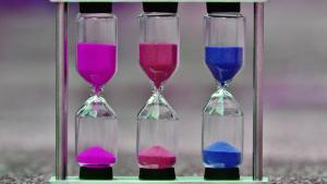 Relojes de arena de colores: rosa, rojo y azul