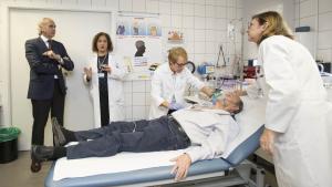 Enrique Ruiz Escudero comprueba el funcionamiento del Código Ictus en el Centro de Salud Isla de Oza con motivo del Día Mundial del Ictus
