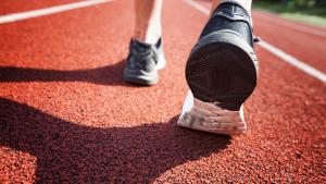 Persona andando en pista de atletismo