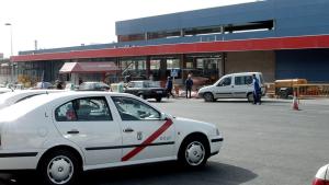 Parada de taxi frente a la estación Alcorcón Central